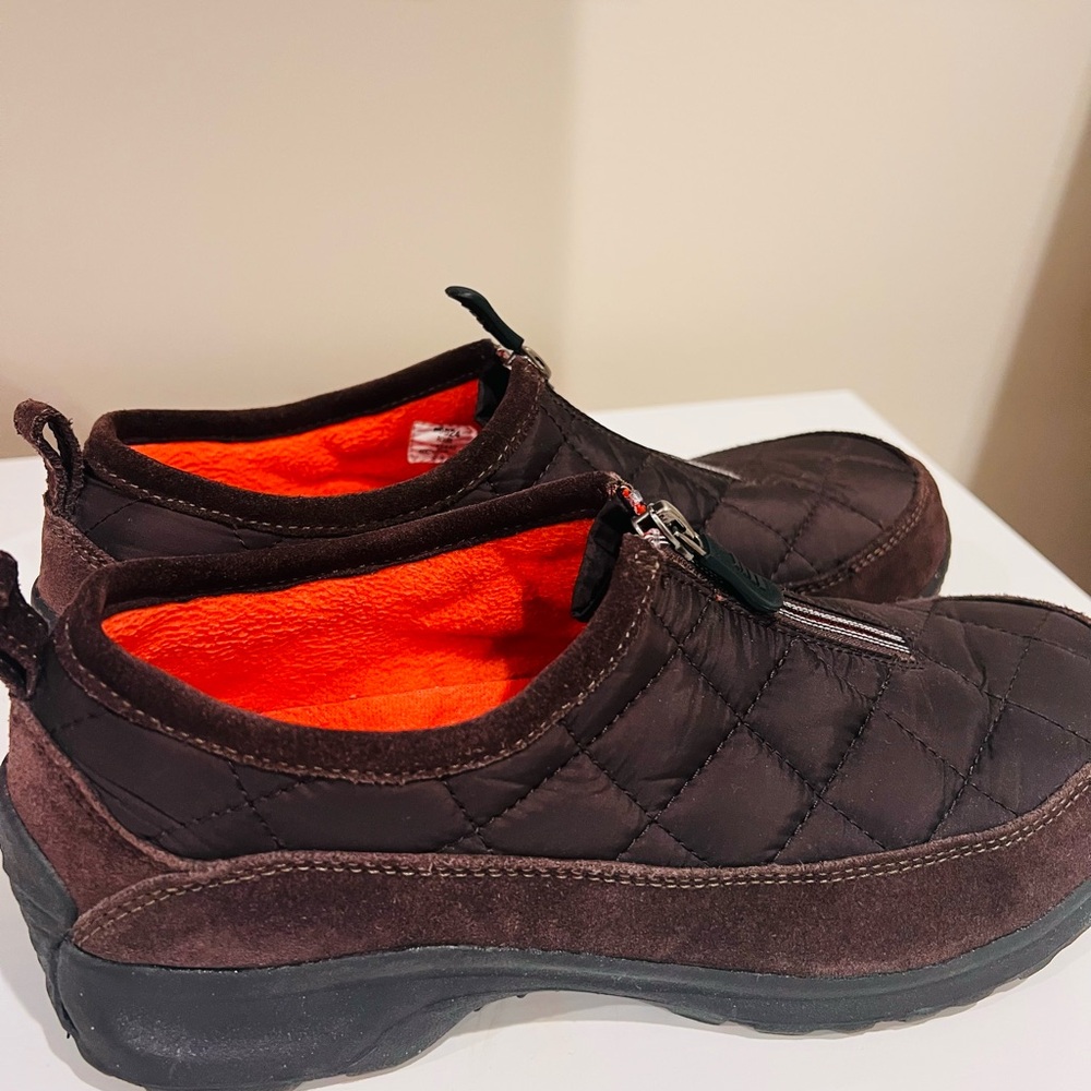 Lands End Weatherfield Brown Quilted Hiking booties
Size 8.5 Brown